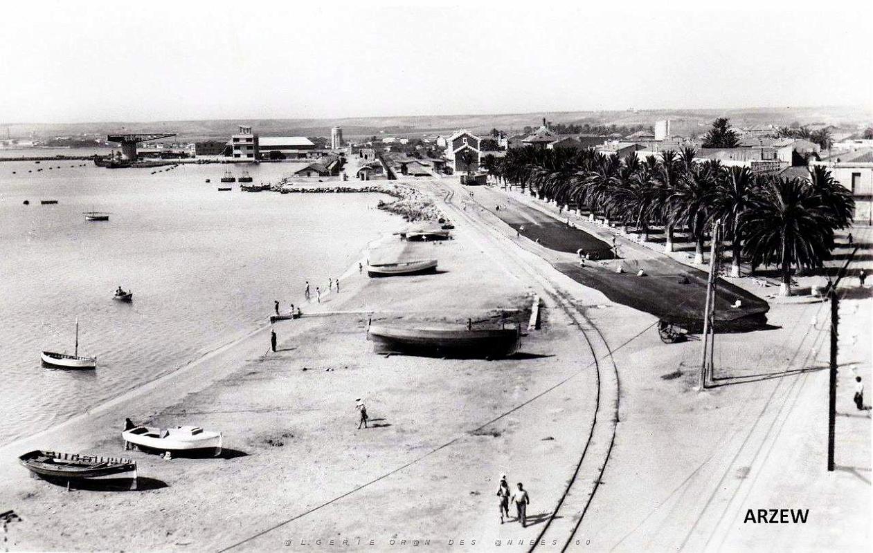73- Arzew - La plage et la base navale.jpg